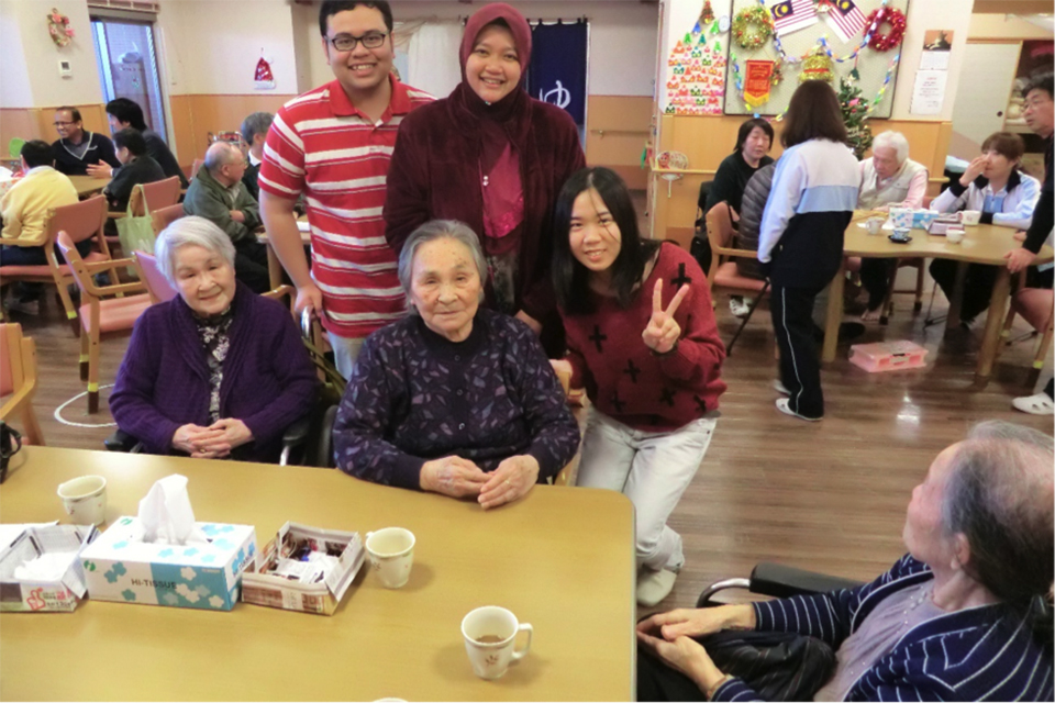 高齢者施設を訪問し日本の福祉システムを学ぶUKM短期留学生（2013年）