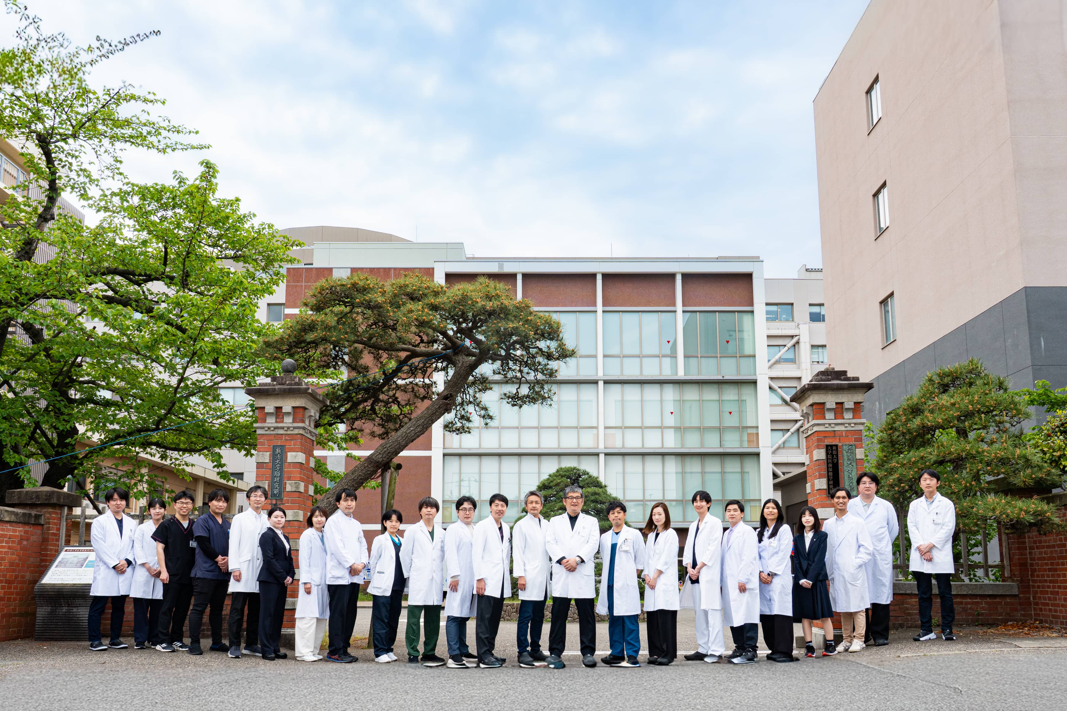 医学部棟赤門前